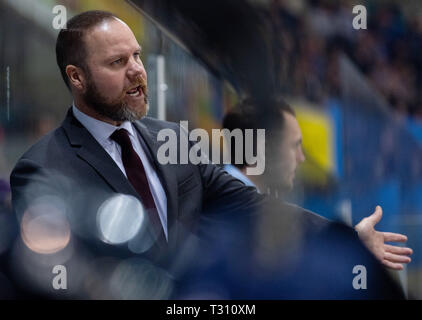 Dresden, Germania. 05 apr, 2019. Hockey su ghiaccio: DEL2, Dresdner Eislöwen - Löwen Francoforte, round del campionato, semi-finale, seconda giornata in energie Verbund Arena. Pullman Dresden Bradley Gratton gesticolò. Credito: Robert Michael/dpa-Zentralbild/ZB/dpa/Alamy Live News Foto Stock