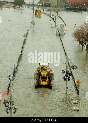 Davenport, Iowa, USA. 5 apr, 2019. Canadian Pacific Railway dipendenti eseguire un regolatore di zavorra della macchina lungo un tratto di pista allagata nel Parco LeClaire Giovedì, 4 aprile 2019. Credito: Kevin E. Schmidt, Kschmidt@Qctim/Quad-City volte/ZUMA filo/Alamy Live News Foto Stock