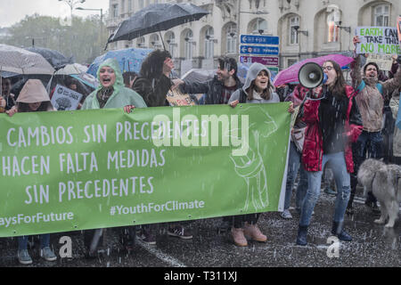 Madrid, Madrid, Spagna. 5 apr, 2019. I dimostranti sono visti gridando slogan tenendo un banner che dice non più cambiamenti climatici in tutto il mondo durante la dimostrazione.Nonostante la grandine che è caduto a Madrid per un momento, migliaia di giovani manifestano di fronte al Congresso dei deputati di Madrid contro il cambiamento climatico, nel movimento noto come il venerdì per il futuro. Diversi gruppi quali i giovani per il clima o la Student Union ha preso parte al movimento che ha iniziato in Svezia ed è avviato dal giovane Greta Thunberg, hanno aderito all'internationa Foto Stock