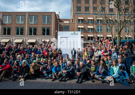 L'Aia, Paesi Bassi. 5 apr, 2019. Gli attivisti hanno visto in posa davanti ad un cartellone pieno di firme davanti al palazzo della Shell durante la dimostrazione.centinaia di persone si sono radunate a Malieveld. Da lì siamo andati a piedi fino alla sede dell'industria del petrolio e del gas company Shell per effettuare una consegna personalmente di più di 13.000 firme dai cittadini olandesi backing la querela. Questo sarebbe un nuovo approccio giuridico nella lotta al cambiamento climatico, il primo processo a sfidare direttamente il modello di business e alla strategia di crescita di una compagnia petrolifera. Credito: ZUMA Press, Inc./Alamy Live News Foto Stock