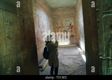 Sohag, Egitto. 5 apr, 2019. Una donna prende le foto nel tempio mortuario di Seti I in Sohag, Egitto, il 5 aprile 2019. Il tempio mortuario di Seti I è un memorial temple per Seti I re della XIX dinastia e padre del re Ramses II in Egitto. Credito: Ahmed Gomaa/Xinhua/Alamy Live News Foto Stock