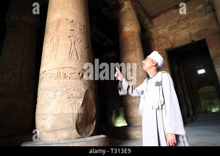 Sohag, Egitto. 5 apr, 2019. Un uomo è visto nel tempio mortuario di Seti I in Sohag, Egitto, il 5 aprile 2019. Il tempio mortuario di Seti I è un memorial temple per Seti I re della XIX dinastia e padre del re Ramses II in Egitto. Credito: Ahmed Gomaa/Xinhua/Alamy Live News Foto Stock