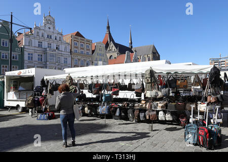 Rostock, Germania. 1 Aprile, 2019. Sul Neuer Markt, il tradizionale mercato settimanale avviene per sei giorni a settimana. Il Rostock mercati settimanali possono essere trovati a quattordici sedi nella città anseatica. Credito: Bernd Wüstneck/dpa/ZB/dpa/Alamy Live News Foto Stock