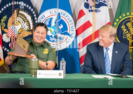 Presidente Trump partecipa a una tavola rotonda per discutere di immigrazione e di sicurezza delle frontiere con i funzionari del governo, funzionari di polizia e gli agenti di frontiera, compresi Gloria Chavez, il capo dell'agente PATROL, El Centro settore PER GLI STATI UNITI Delle dogane e della protezione delle frontiere, Venerdì, 5 aprile 2019, in Calexico, Calif Persone: presidente Donald Trump Foto Stock