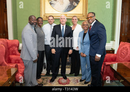 Vice Presidente Mike Pence in posa per una foto con gli ex detenuti che hanno beneficiato dal passaggio della prima fase atto al 2019 la riforma carceraria Summit Lunedì, 1 aprile 2019. Da sinistra, Matthew Charles, Catherine Toney, Troy Powell, Aprile Johnson, Gregory Allen, e moglie. Persone: Vice Presidente Mike Pence Foto Stock