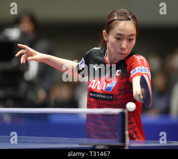 Yokohama, Giappone. 6 apr, 2019. Kasumi Ishikawa del Giappone colpisce un ritorno durante le donne singoli quarti match contro Doo Hoi Kem del cinese di Hong Kong presso la ITTF ATTU-Asian Cup 2019 a Yokohama, Giappone, Aprile 6, 2019. Kasumi Ishikawa ha vinto 4-2. Credito: Du Natalino/Xinhua/Alamy Live News Foto Stock