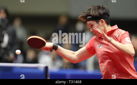 Yokohama, Giappone. 6 apr, 2019. Doo Hoi Kem del cinese di Hong Kong colpisce un ritorno durante le donne singoli quarti match contro Kasumi Ishikawa del Giappone all'ITTF ATTU-Asian Cup 2019 a Yokohama, Giappone, Aprile 6, 2019. Kasumi Ishikawa ha vinto 4-2. Credito: Du Natalino/Xinhua/Alamy Live News Foto Stock