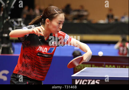 Yokohama, Giappone. 6 apr, 2019. Kasumi Ishikawa del Giappone colpisce un ritorno durante le donne singoli quarti match contro Doo Hoi Kem del cinese di Hong Kong presso la ITTF ATTU-Asian Cup 2019 a Yokohama, Giappone, Aprile 6, 2019. Kasumi Ishikawa ha vinto 4-2. Credito: Du Natalino/Xinhua/Alamy Live News Foto Stock