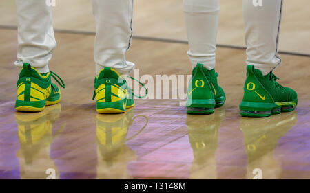 Tampa, Florida, Stati Uniti d'America. 5 apr, 2019. DIRK SHADD | Orari.Oregon Ducks giocatori scarpe sono visto prima del loro semifinale partita contro Baylor Lady orsi per il NCAA finale donne gioco quattro Venerdì, 5 aprile 2019 a Tampa. Credito: Dirk Shadd/Tampa Bay volte/ZUMA filo/Alamy Live News Foto Stock