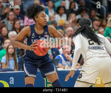 Tampa, Florida, Stati Uniti d'America. 5 apr, 2019. DIRK SHADD | Orari.UConn Huskies guard Christyn Williams (13), a sinistra, guarda a compiere un sorpasso mentre viene guardato da Notre Dame Fighting Irish guard Arike Ogunbowale (24) durante la prima metà del loro NCAA finale donne quattro semifinale partita Venerdì, 5 aprile 2019 a Tampa. Credito: Dirk Shadd/Tampa Bay volte/ZUMA filo/Alamy Live News Foto Stock