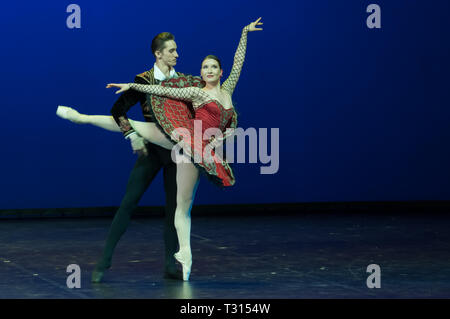 Budapest, Ungheria. 5 apr, 2019. I partecipanti eseguono in occasione del gala di Rudolf Nureyev balletto internazionale della concorrenza in Budapest, Ungheria, il 5 aprile 2019. Credito: Attila Volgyi/Xinhua/Alamy Live News Foto Stock