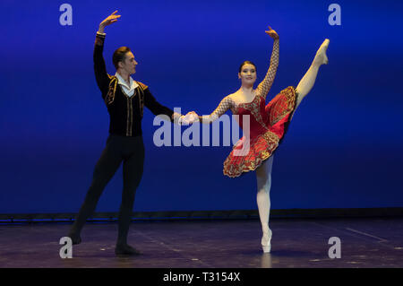 Budapest, Ungheria. 5 apr, 2019. I partecipanti eseguono in occasione del gala di Rudolf Nureyev balletto internazionale della concorrenza in Budapest, Ungheria, il 5 aprile 2019. Credito: Attila Volgyi/Xinhua/Alamy Live News Foto Stock