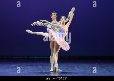 Budapest, Ungheria. 5 apr, 2019. I partecipanti eseguono in occasione del gala di Rudolf Nureyev balletto internazionale della concorrenza in Budapest, Ungheria, il 5 aprile 2019. Credito: Attila Volgyi/Xinhua/Alamy Live News Foto Stock