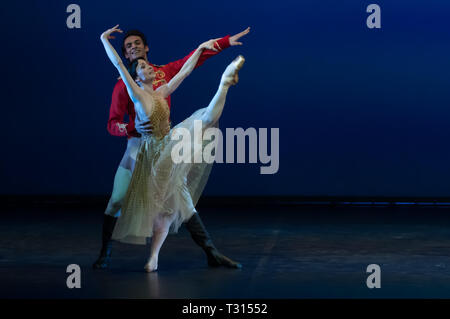 Budapest, Ungheria. 5 apr, 2019. I partecipanti eseguono in occasione del gala di Rudolf Nureyev balletto internazionale della concorrenza in Budapest, Ungheria, il 5 aprile 2019. Credito: Attila Volgyi/Xinhua/Alamy Live News Foto Stock