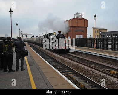 Birmingham, Regno Unito, 6 aprile 2019. Ex British Railways Locomotiva 8271 Clun Castello è visto a Birmingham Moor Street Station come si fa il suo primo viaggio pubblico sulla linea principale a partire dal 1988. Tyseley basato treni d'epoca sono la Gran Bretagna il nuovissimo treno società operativa ed eseguire regolari di bolina vapore servizi completare con argento servizio pasti da Birmingham per tutta l'estate. Credit G.P.Essex/Alamy Live News Foto Stock