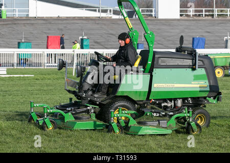 Eglinton, Liverpool. 6 Aprile, 2019. La mattina presto i preparativi per il gran giorno nazionale. MWIAlamyLiveNews Foto Stock