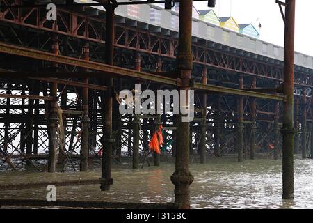 Hastings, East Sussex, Regno Unito. 06 apr, 2019. Volontari da tutto il paese si uniscono all'inizio di aprile per pulire una spiaggia vicino a voi. Quest'anno, volontari da Hastings e le aree circostanti si incontrano a Hastings pier dalle 10.30. Persone di tutte le provenienze sono incoraggiati a venire giù e dedicare un po' di tempo per la pulizia della spiaggia di plastica principalmente dell'inquinamento. Il molo di colonne rivestite in rete da pesca e corda. ©Paolo Lawrenson 2019, Photo credit: Paolo Lawrenson/Alamy Live News Foto Stock