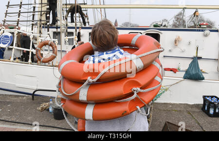 Greifswald Wieck, Germania. 06 apr, 2019. Un marinaio porta vita anelli per la goletta brig 'Greif' nel porto di Wieck vicino a Greifswald. Dopo la pausa invernale la "chiara nave" è realizzato e la vela di nave di formazione è manipolato nuovamente verso l'alto. Il 40 metro lungo due-masted barque, costruito nel 1951 come la RDT vela nave di formazione " Wilhelm Pieck ", verrà impostato su off 18.04.2019 per il suo primo multi-giorni del viaggio di Bornholm. Quest'anno, visite guidate a vari porti del Mar Baltico in Danimarca, Svezia, Polonia e Estonia sono previste. Credito: Stefan Sauer/dpa/Alamy Live News Foto Stock