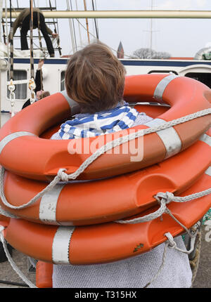 Greifswald Wieck, Germania. 06 apr, 2019. Un marinaio porta vita anelli per la goletta brig 'Greif' nel porto di Wieck vicino a Greifswald. Dopo la pausa invernale la "chiara nave" è realizzato e la vela di nave di formazione è manipolato nuovamente verso l'alto. Il 40 metro lungo due-masted barque, costruito nel 1951 come la RDT vela nave di formazione " Wilhelm Pieck ", verrà impostato su off 18.04.2019 per il suo primo multi-giorni del viaggio di Bornholm. Quest'anno, visite guidate a vari porti del Mar Baltico in Danimarca, Svezia, Polonia e Estonia sono previste. Credito: Stefan Sauer/dpa/Alamy Live News Foto Stock