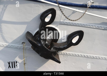 Greifswald Wieck, Germania. 06 apr, 2019. Un dispositivo di ancoraggio dell'addestramento alla vela di nave 'Greif'. Il 40 metro lungo due-masted barque, costruito nel 1951 come la RDT vela nave di formazione " Wilhelm Pieck ", verrà impostato su off 18.04.2019 per il suo primo multi-giorni del viaggio di Bornholm. Quest'anno, visite guidate a vari porti del Mar Baltico in Danimarca, Svezia, Polonia e Estonia sono previste. Credito: Stefan Sauer/dpa/Alamy Live News Foto Stock