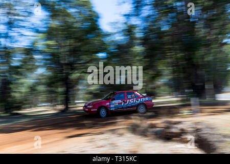 Nannup, Australia occidentale, Australia. 6 apr, 2019. ARC CAMME Australian Rally Championship Round 1, giorno 2; il numero 11 Hyundai Lantra pilotato da Haowen Chu e co-azionato da Caleb ceneri durante il Nannup stadio ovale Credito: Azione Sport Plus/Alamy Live News Foto Stock