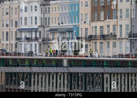 Hastings, East Sussex, Regno Unito. 06 apr, 2019. Regno Unito: clima mite ma coperto nella cittadina balneare di Hastings in East Sussex questa mattina, alti di 12 gradi centigradi. © Paul Lawrenson 2019, Photo credit: Paolo Lawrenson/Alamy Live News Foto Stock