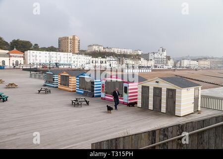 Hastings, East Sussex, Regno Unito. 06 apr, 2019. Regno Unito: clima mite ma coperto nella cittadina balneare di Hastings in East Sussex questa mattina, alti di 12 gradi centigradi. © Paul Lawrenson 2019, Photo credit: Paolo Lawrenson/Alamy Live News Foto Stock