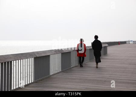 Hastings, East Sussex, Regno Unito. 06 apr, 2019. Regno Unito: clima mite ma coperto nella cittadina balneare di Hastings in East Sussex questa mattina, alti di 12 gradi centigradi. © Paul Lawrenson 2019, Photo credit: Paolo Lawrenson/Alamy Live News Foto Stock