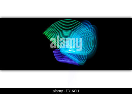 Abstract fractal di sfondo . Fantasy green e linee blu abstract su sfondo nero. Foto Stock