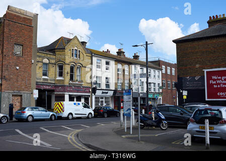 Alexandra Street, Southend on Sea, Essex, Regno Unito. Zona vecchia della città vicino alla storia di Royal Terrace ex South End e Cliff Town. Fila di negozi Foto Stock