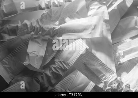 Lo spreco di carta del concetto. Svuotare un avvolgimento della carta su sfondo bianco Foto Stock