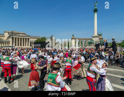 BUDAPEST, Ungheria - 22 aprile. 2018: celebrazione della primavera parade presso Piazza degli Eroi.ballerini folk nei tradizionali costumi popolari Foto Stock