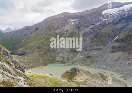Un ghiacciaio, un lago glaciale e la gamma della montagna nel Parco Nazionale degli Alti Tauri in Austria Foto Stock