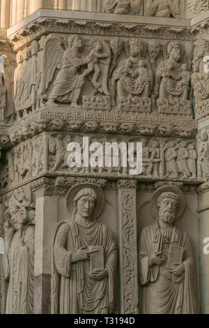 Il portale ovest della eglise saint-trophime di Arles nel sud della Francia dispone di raffinati esempi di scultura romanica. Foto Stock