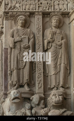 Il portale ovest della eglise saint-trophime di Arles nel sud della Francia dispone di raffinati esempi di scultura romanica. Foto Stock