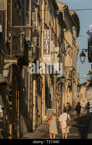 Rue de la Calade è una delle molte strade strette del centro storico della città di Arles nel sud della Francia Foto Stock