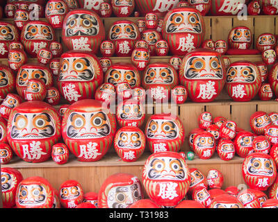 Le bambole Daruma a Katsuo-ji di Osaka in Giappone. Persone hanno lasciato queste bambole presso il tempio terreno sperando di ottenere fortuna. Foto Stock