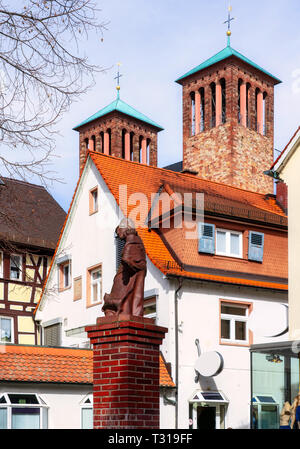 Fraa-vun-Bensem-Fountain nella città di Bensheim, Germania Bensheim, Odenwald, Chiesa di St. Georg, Fontana, Città Foto Stock