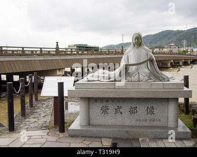 Una statua di Murasaki Shikibu, il celebre autore del racconto di Genji, Uji, Kyoto. Foto Stock