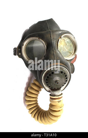 Vintage Guerra Mondiale maschera a gas su sfondo bianco Foto Stock