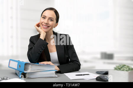 Business donna calcola imposta. Felice contabile che lavora in ufficio Foto Stock
