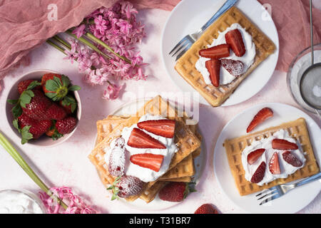 Cialde con fragole e panna montata Foto Stock