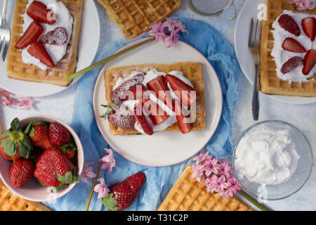 Cialde con fragole e panna montata Foto Stock