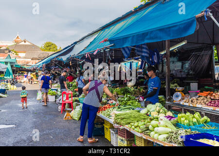 Febbraio 2019. Città di Phuket Thailandia. Una scena di mercato alla 24 ora il mercato locale della frutta nella vecchia città di Phuket Foto Stock