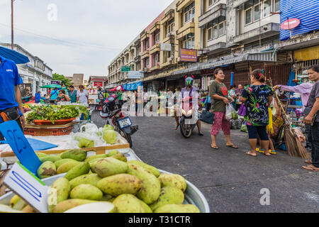 Febbraio 2019. Città di Phuket Thailandia. Una scena di mercato alla 24 ora il mercato locale della frutta nella vecchia città di Phuket Foto Stock