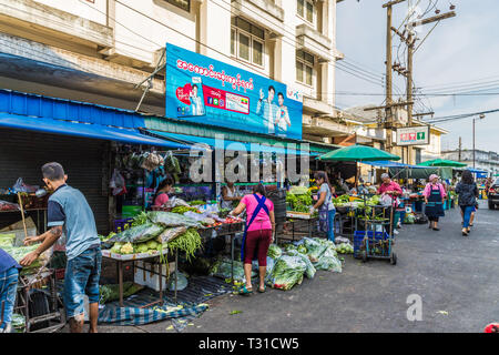 Febbraio 2019. Città di Phuket Thailandia. Una scena di mercato alla 24 ora il mercato locale della frutta nella vecchia città di Phuket Foto Stock