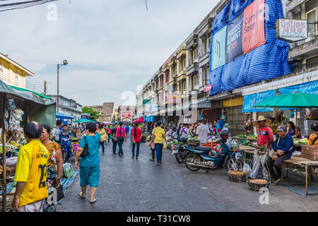 Febbraio 2019. Città di Phuket Thailandia. Una scena di mercato alla 24 ora il mercato locale della frutta nella vecchia città di Phuket Foto Stock