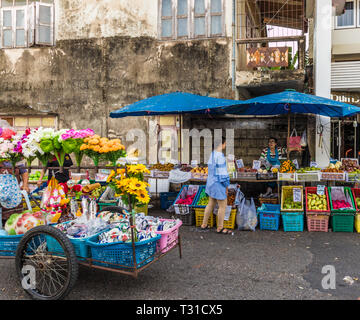 Febbraio 2019. Città di Phuket Thailandia. Un vivace mercato di scena a 24 ora il mercato locale della frutta nella vecchia città di Phuket Foto Stock