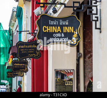 Febbraio 2019. Città di Phuket Thailandia. Cinese tradizionale shop case e digital signage nella vecchia città di Phuket Foto Stock