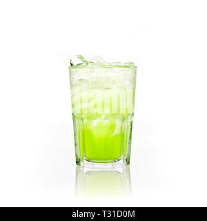 Cocktail di verde su uno sfondo bianco isolato Foto Stock